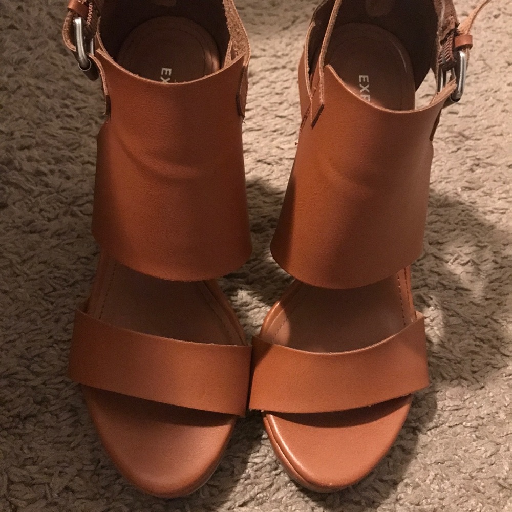 Express camel color wedges.